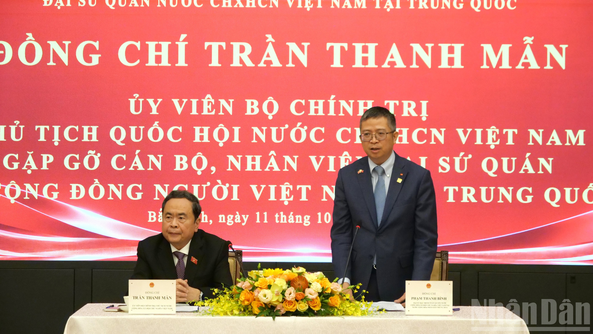 Đại sứ Phạm Thanh B&igrave;nh b&aacute;o c&aacute;o c&ocirc;ng t&aacute;c với Chủ tịch Quốc hội.