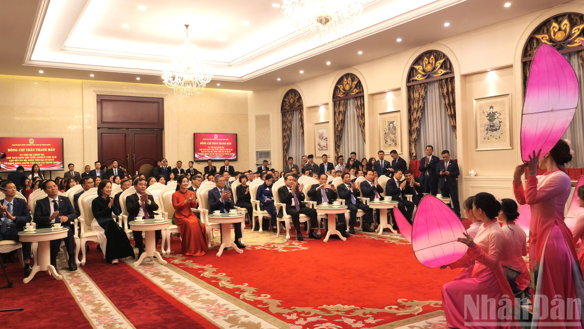 To&agrave;n cảnh buổi thăm, l&agrave;m việc tại Đại sứ qu&aacute;n.