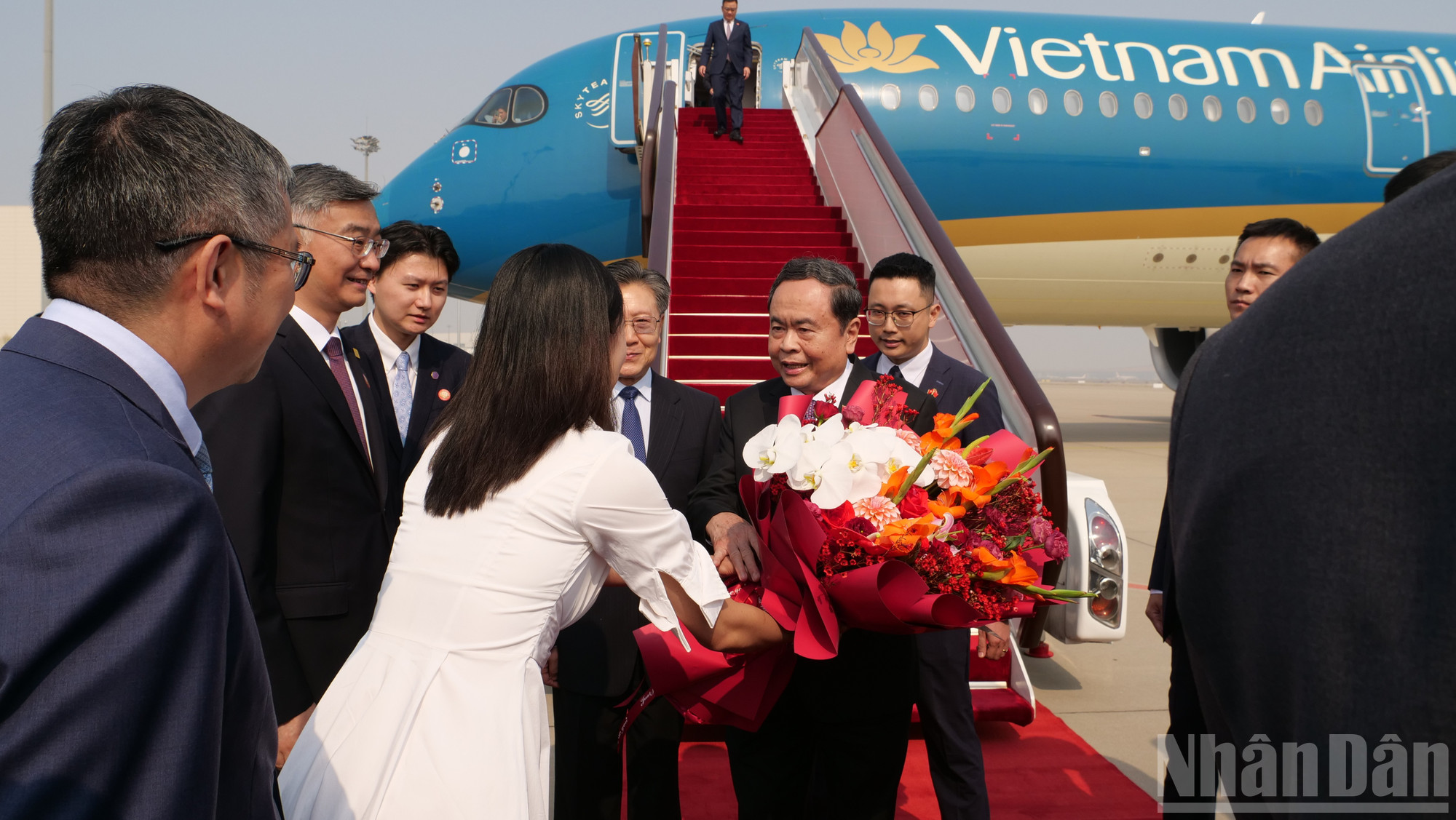 Chủ tịch Quốc hội Trần Thanh Mẫn nhận bó hoa tươi thắm từ Nhân đại Trung Quốc.