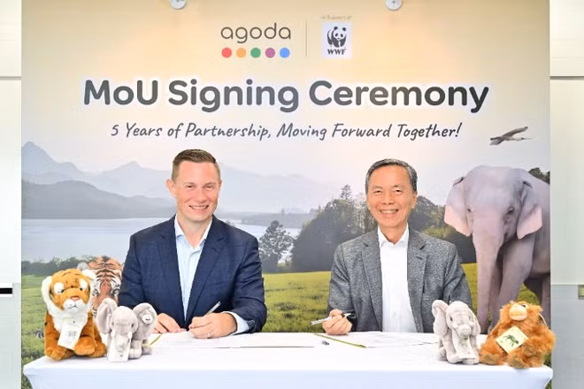 Ông Andrew Smith, Phó Chủ tịch Cấp cao phụ trách Cung ứng của Agoda và ông Hsieh Fu Hua, Chủ tịch WWF Singapore, tại lễ ra mắt Chương trình Eco Deals và cùng ký kết Biên bản Ghi nhớ (MOU) thỏa thuận hợp tác 5 năm tiếp theo.