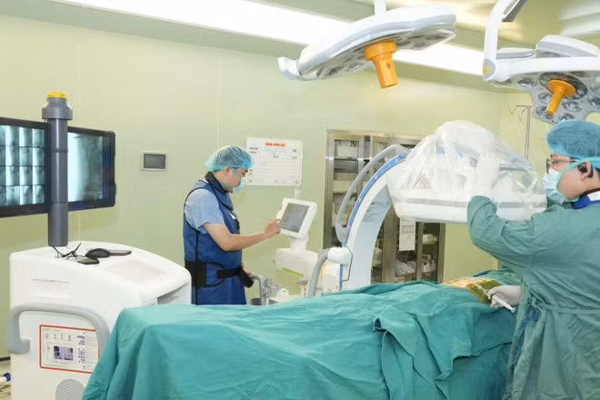 Nhiều thiết bị điều trị hiện đại được Bệnh viện Bạch Mai đưa vào sử dụng. (Ảnh: THÀNH DƯƠNG)