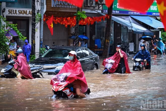 Mưa lớn gây ngập úng tại nhiều con phố trên địa bàn thành phố Hà Nội. (Ảnh: THÀNH ĐẠT)