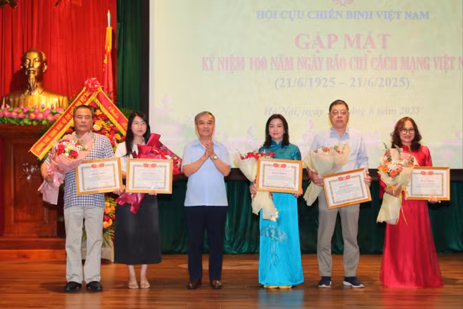 Trung ương Hội Cựu chiến binh Việt Nam tặng bằng khen cho các nhà báo có thành tích tiêu biểu.