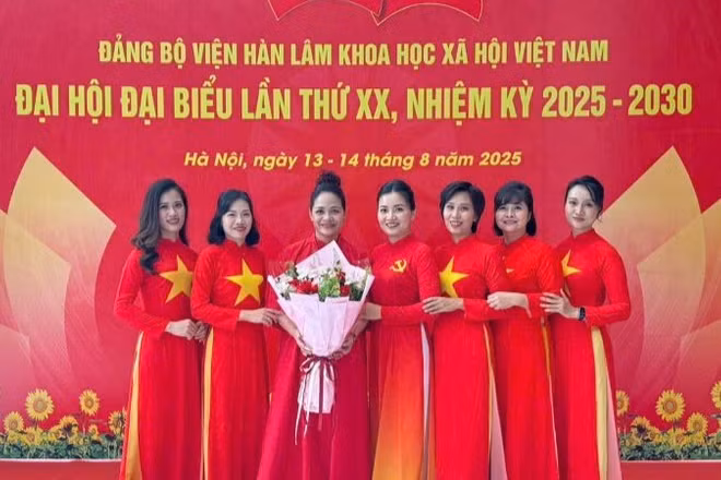 Các nhà khoa học nữ chụp ảnh kỷ niệm tại Đại hội đại biểu lần thứ XX của Viện Hàn lâm Khoa học xã hội Việt Nam. (Ảnh: BN)