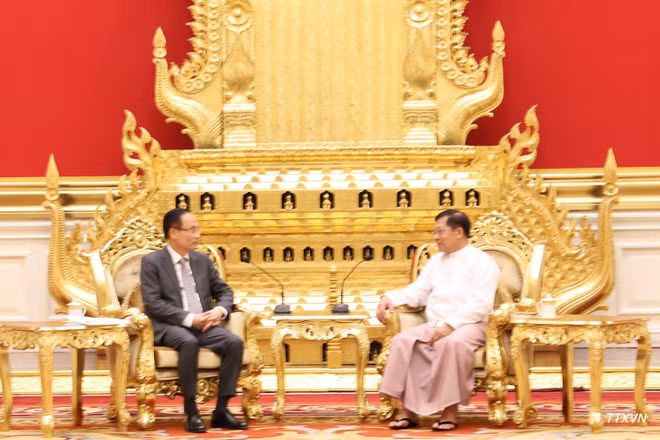 Bộ trưởng Ngoại giao Lê Hoài Trung hội kiến Tổng thống Myanmar Min Aung Hlaing. (Ảnh: Đỗ Sinh - Phóng viên TTXVN từ Myanmar)