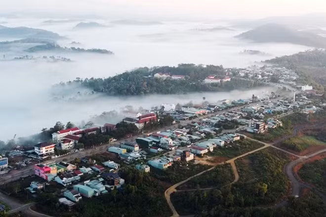 Mây sớm bao trùm xã Măng Đen. (Ảnh: KHIẾU MINH)