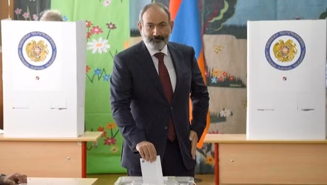 Thủ tướng Armenia Nikol Pashinyan bỏ phiếu tại một địa điểm bầu cử ở Yerevan, ngày 20/6/2021. (Ảnh minh họa: AFP/TTXVN)
