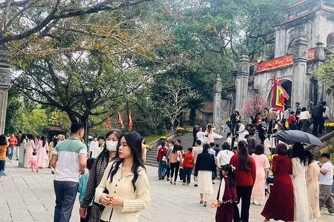 Thời tiết thuận lợi cho người dân du xuân.