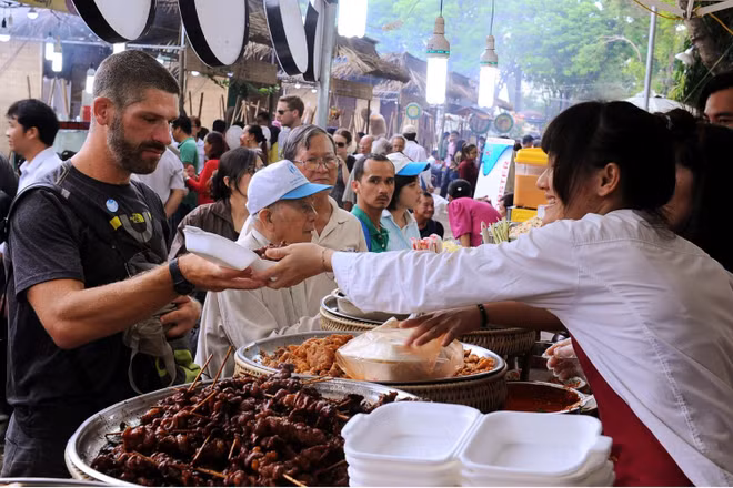 Du khách Việt Nam và quốc tế ngày càng ưu tiên trải nghiệm món ăn địa phương khi lựa chọn điểm đến. (Ảnh: TTXVN)