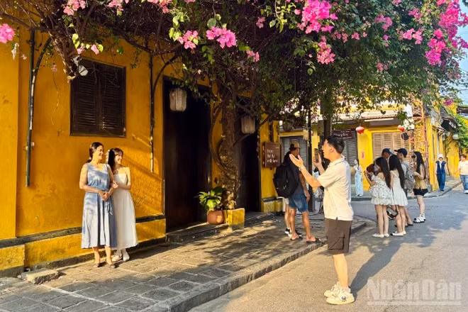 Du khách check-in tại phố cổ Hội An. (Ảnh: VẠN LƯU)