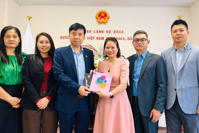 Tổng Lãnh sự Việt Nam tại Osaka Nguyễn Trường Sơn tiếp đoàn công tác Trung tâm Hỗ trợ phụ nữ phát triển do bà Nguyễn Thúy Hiền, Phó Giám đốc Trung tâm, làm Trưởng đoàn. (Ảnh: Tổng Lãnh sự quán Việt Nam tại Osaka)