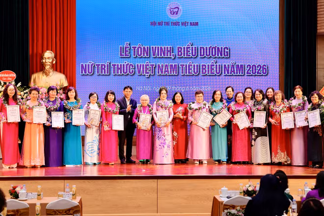 Chủ tịch Ủy ban Trung ương Mặt trận Tổ quốc Việt Nam Bùi Thị Minh Hoài cùng các đồng chí lãnh đạo trao chứng nhận tôn vinh các nữ trí thức tiêu biểu. (Ảnh: Ban tổ chức)