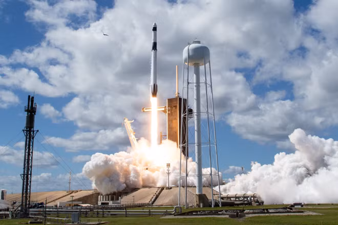 Hình ảnh một tên lửa đẩy của SpaceX rời bệ phóng. (Ảnh: THX/TTXVN)