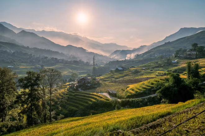 Sa Pa nổi tiếng với những thửa ruộng bậc thang tuyệt đẹp và các bản làng dân tộc đậm nét văn hóa đặc trưng. (Ảnh: Unsplash-Denis Sobnako)