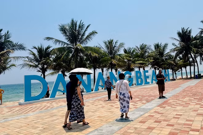Du khách đi dạo tại thành phố biển Đà Nẵng. (Ảnh: NGỌC BÍCH)