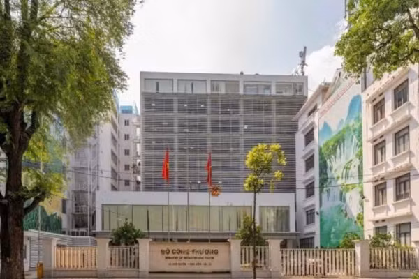 Thực hiện Nghị quyết số 57-NQ/TW của Bộ Chính trị, Bộ Công thương đã triển khai chiến dịch cao điểm "100 ngày đêm" nhằm xử lý dứt điểm các điểm nghẽn về chuyển đổi số, đưa tinh thần đổi mới sáng tạo đi sâu vào từng lĩnh vực quản lý của ngành. (Ảnh: MAI HUYÊN-MINH KHUYÊN)