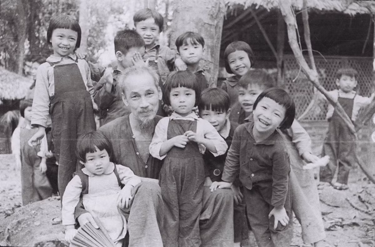 bac-ho-tham-mot-lop-mau-giao-tai-chien-khu-viet-bac.jpg