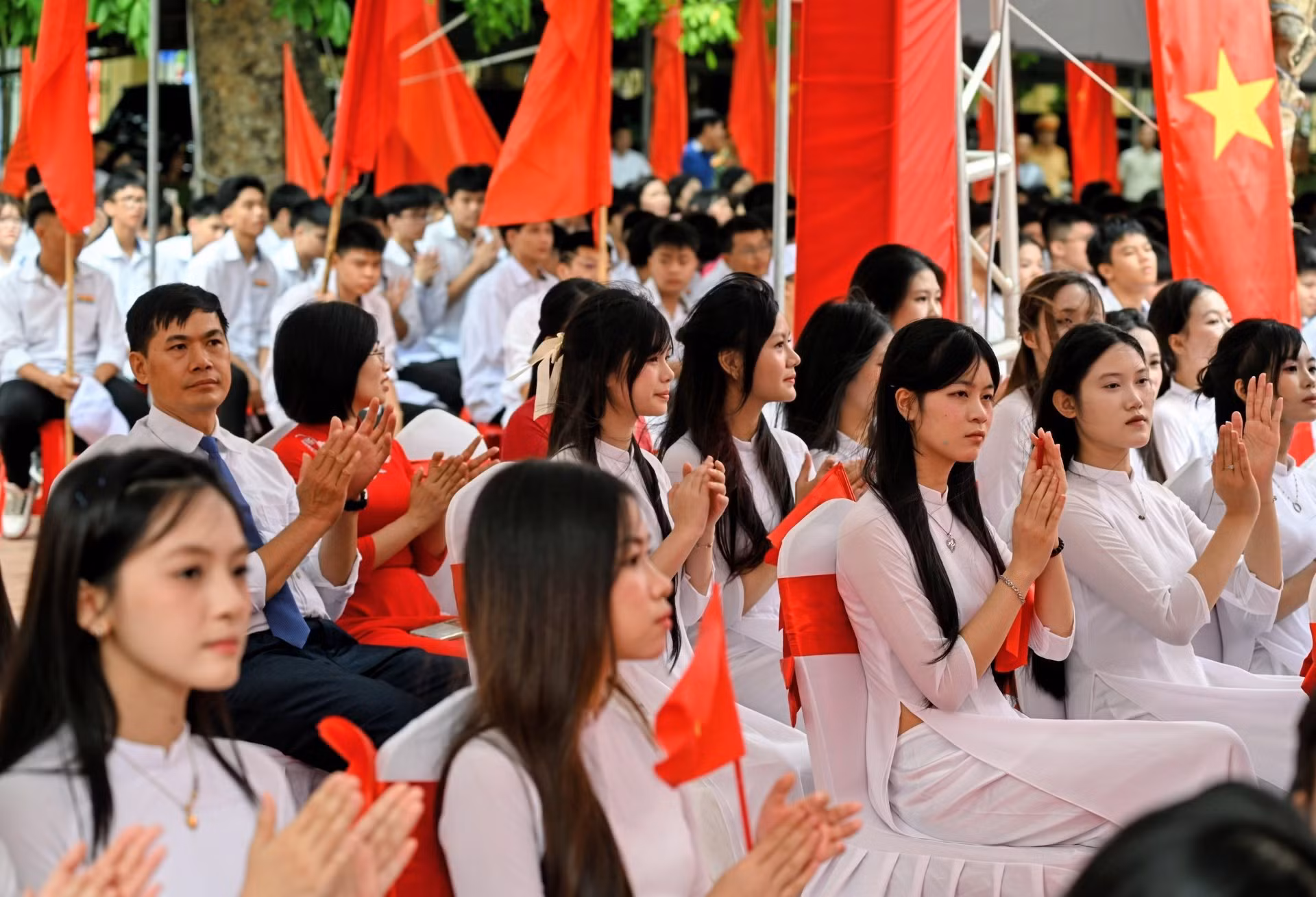 dong-dao-hoc-sinh-truong-trung-hoc-pho-thong-le-quy-don-du-le-khai-giang-nam-hoc-2026-2027.jpg
