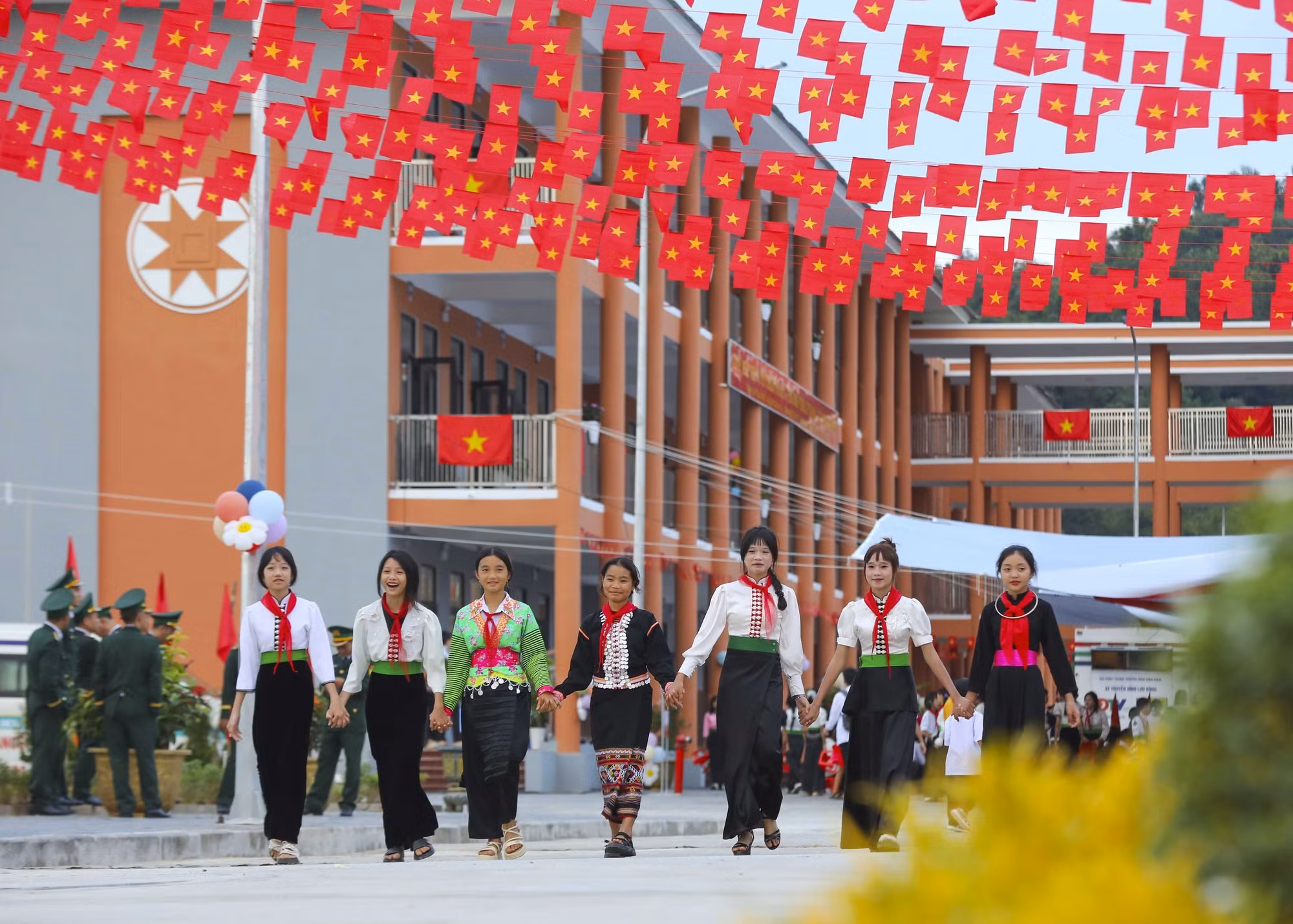 hoc-sinh-cac-dan-toc-vui-mung-trong-ngay-khai-giang-nam-hoc-moi-tai-ngoi-truong-noi-tru-lien-cap-khang-trang-hien-dai-o-xa-thanh-nua.jpg