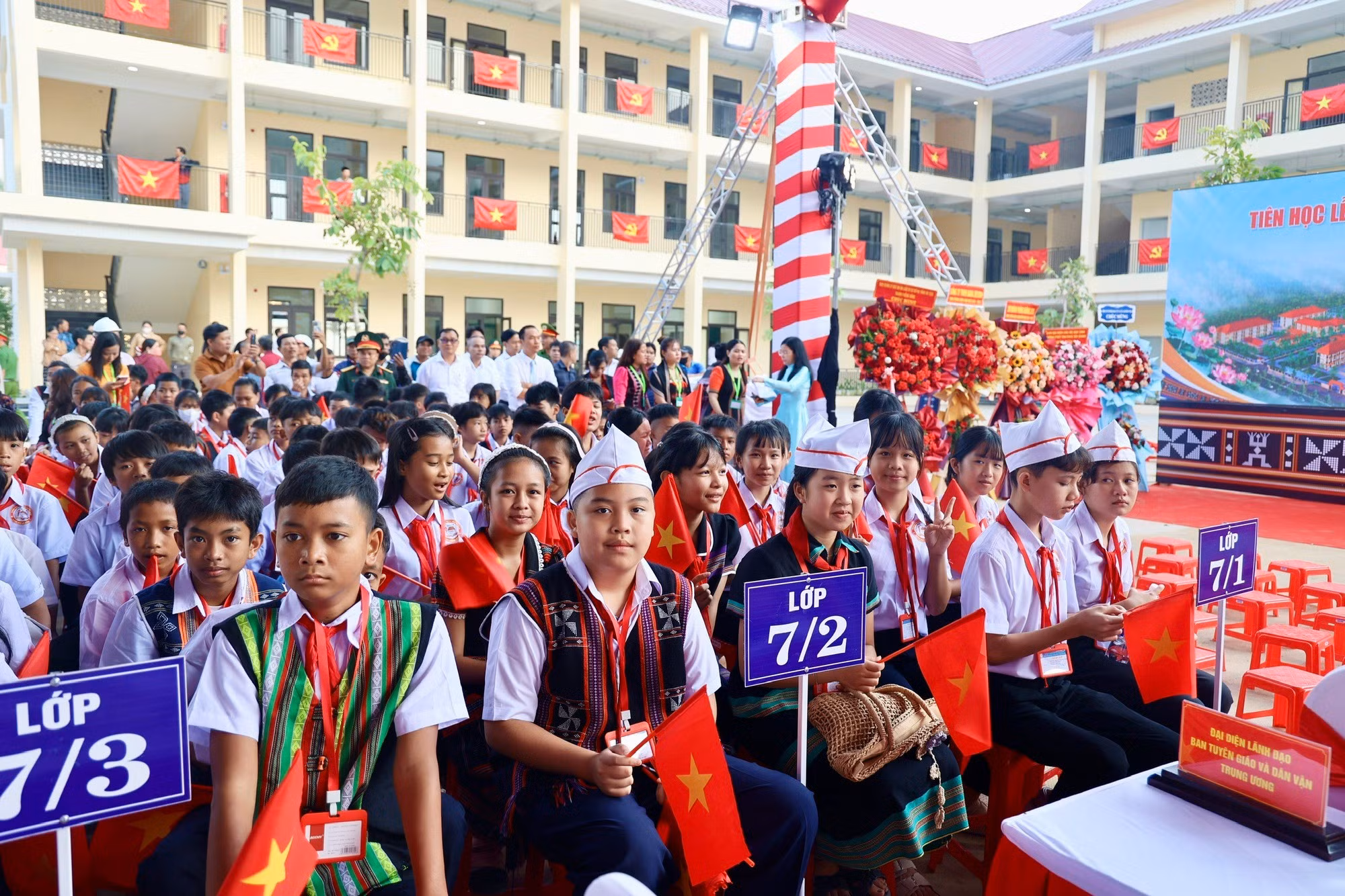 khanh-thanh-dua-vao-su-dung-mot-so-truong-noi-tru-lien-cap-vung-bien.jpg