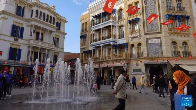 Người dân đi dạo tại một quảng trường trong khu phố cổ Medina ở Tunis, Tunisia, ngày 5/1/2023. (Ảnh: Xinhua)