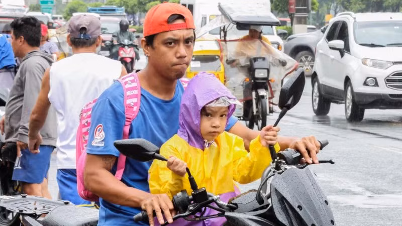 Bão nhiệt đới Wipha mang theo mưa lớn, khiến nhiều lớp học phải tạm dừng ở thành phố Quezon, Philippines, ngày 18/7/2025. (Ảnh: Xinhua)