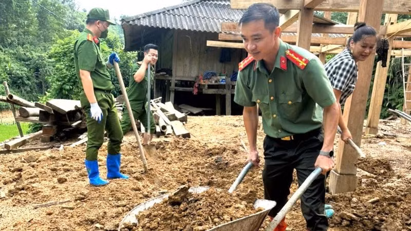 Cán bộ, chiến sĩ Công an Thái Nguyên hỗ trợ người dân địa phương xây dựng nhà mới. (Ảnh: Bộ Công an)