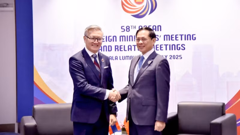 Phó Thủ tướng, Bộ trưởng Ngoại giao Bùi Thanh Sơn gặp Bộ trưởng Ngoại giao Lào Thongsavanh Phomvihane. (Ảnh: Báo Thế giới và Việt Nam)