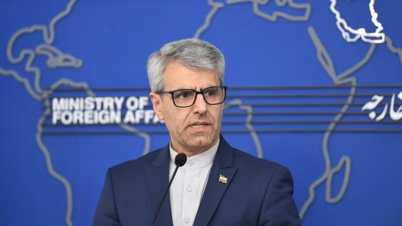 Người phát ngôn Bộ Ngoại giao Iran Esmail Baghaei phát biểu trong một cuộc họp báo ở Tehran. (Ảnh: THX/TTXVN)