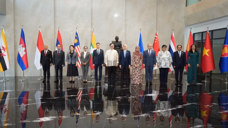 Thứ trưởng Ngoại giao Đặng Hoàng Giang (thứ năm, từ trái sang), Trưởng SOM ASEAN-Việt Nam, tham dự hội nghị. (Ảnh: Bộ Ngoại giao)
