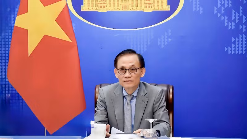 Bí thư Trung ương Đảng, Quyền Bộ trưởng Ngoại giao Lê Hoài Trung điện đàm với Phó Thủ tướng, Bộ trưởng Ngoại giao và Hợp tác quốc tế Campuchia Prak Sokhonn. (Ảnh: Báo Thế giới và Việt Nam)