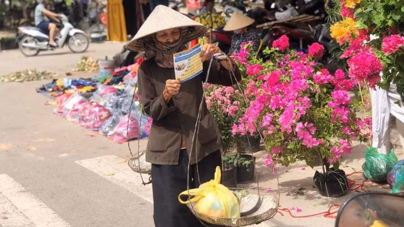 Phụ nữ trong khu vực phi chính thức đang đóng góp quan trọng cho kinh tế hộ gia đình và xã hội đô thị. (Ảnh minh họa: TTXVN)