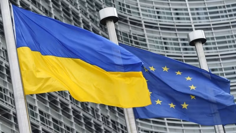 Cờ của Ukraine và Liên minh châu Âu bên ngoài trụ sở Ủy ban châu Âu tại Brussels, Bỉ. (Ảnh: Xinhua)