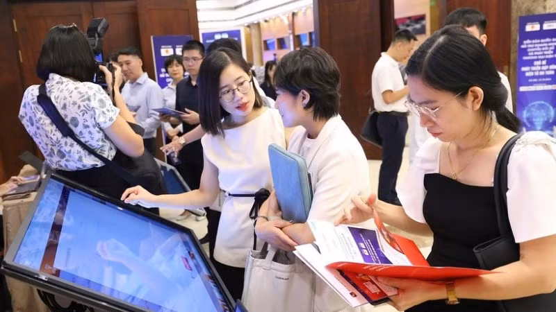 Đại biểu tại một diễn đàn trải nghiệm về chuyển đổi số. (Ảnh: TTXVN phát)