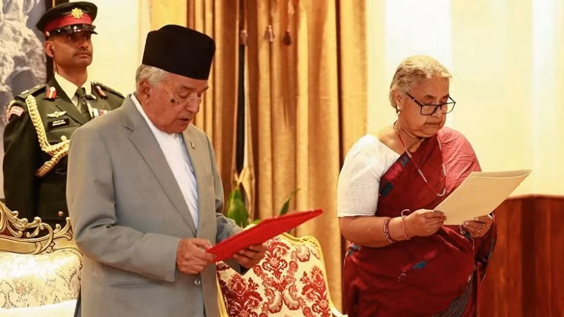 Tân Thủ tướng lâm thời Nepal Sushila Karki (phải) tuyên thệ nhậm chức sau khi được Tổng thống Ram Chandra Paudel (trái, phía trước) bổ nhiệm, tại Kathmandu, ngày 12/9/2025. (Ảnh: THX/TTXVN)