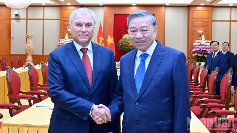 Tổng Bí thư Tô Lâm và Chủ tịch Duma Quốc gia Quốc hội Liên bang Nga Vyacheslav Volodin. (Ảnh: ĐĂNG KHOA)