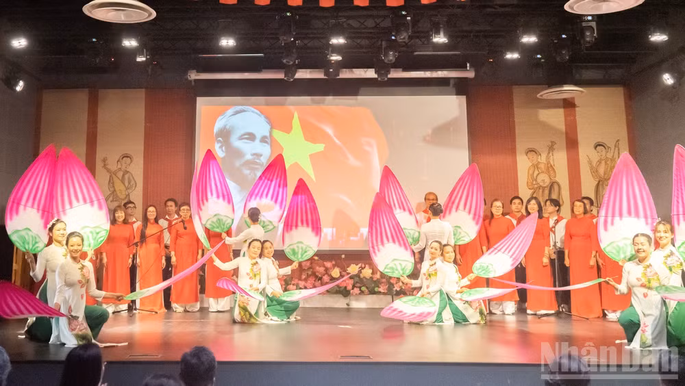 Chương trình nghệ thuật tôn vinh Chủ tịch Hồ Chí Minh tổ chức trong khuôn khổ chuỗi hoạt động tại Paris, Pháp.