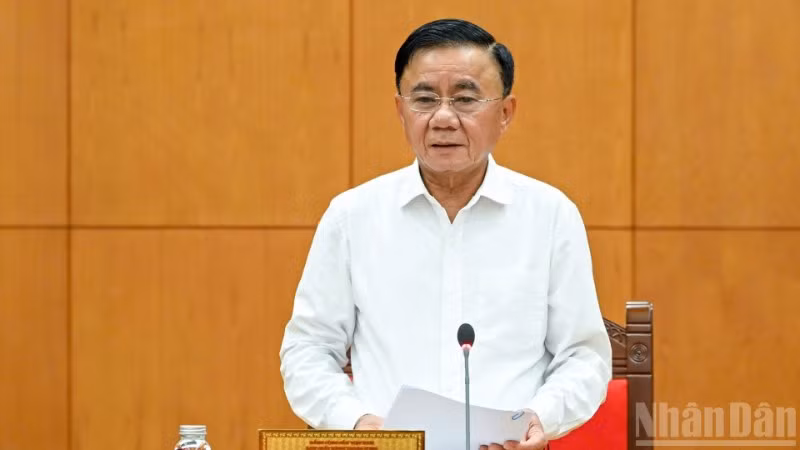 Thường trực Ban Bí thư Trần Cẩm Tú ký ban hành Kết luận số 202-KL/TW. (Ảnh: DUY LINH)