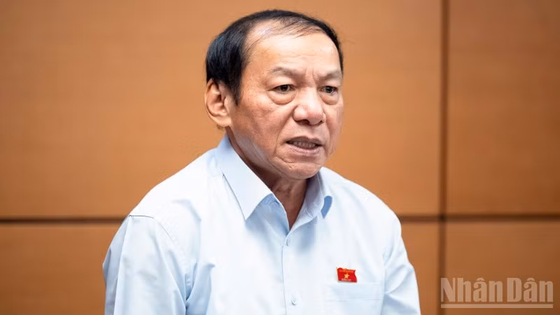 Bộ trưởng Văn hóa, Thể thao và Du lịch Nguyễn Văn Hùng phát biểu thảo luận tại Tổ 12. (Ảnh: THỦY NGUYÊN)