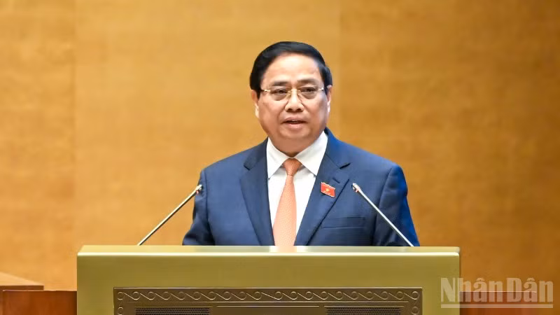 Thủ tướng Chính phủ Phạm Minh Chính trình bày Báo cáo kết quả thực hiện kế hoạch phát triển kinh tế-xã hội năm 2025 và 5 năm 2021-2025; dự kiến kế hoạch phát triển kinh tế-xã hội năm 2026. (Ảnh: DUY LINH)