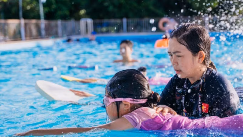 Dạy bơi cho trẻ em ở vùng sông nước miền tây. (Ảnh minh họa: LAN ANH) 