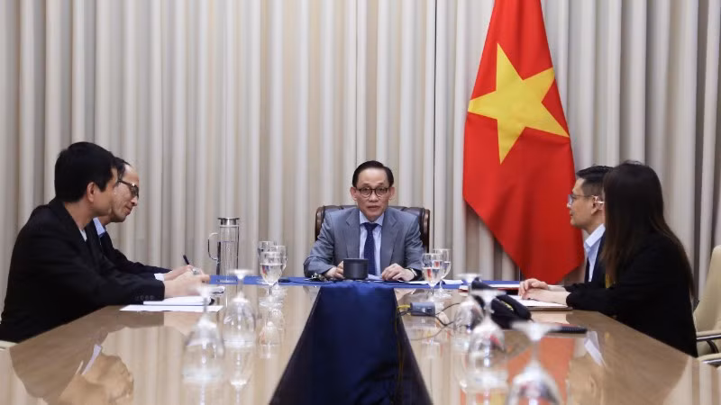 Quyền Bộ trưởng Ngoại giao Lê Hoài Trung điện đàm với Bộ trưởng Ngoại giao Anh Yvette Cooper. (Ảnh: Báo Thế giới và Việt Nam)