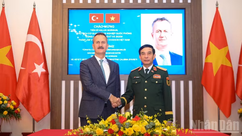 Bộ trưởng Quốc phòng, Đại tướng Phan Văn Giang đón Chủ tịch Cơ quan Công nghiệp quốc phòng Thổ Nhĩ Kỳ Haluk Gorgun thăm, làm việc tại Việt Nam. (Ảnh: THẾ ĐẠI)