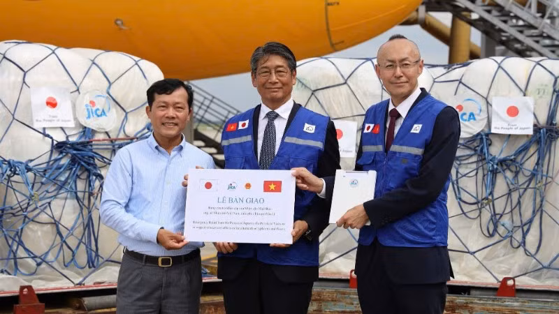 Đại diện Nhật Bản bàn giao lô hàng cứu trợ khẩn cấp cho cho phía Việt Nam tại sân bay Nội Bài. (Ảnh: Đại sứ quán Nhật Bản tại Việt Nam)