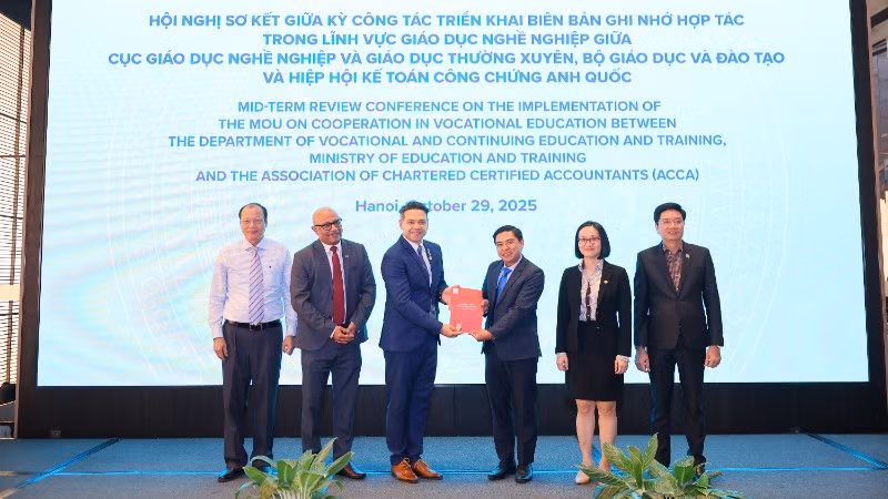 Đại diện ACCA chuyển giao bản dịch tiếng Việt chương trình Kế toán nền tảng (FIA) cho đại diện Cục Giáo dục nghề nghiệp và Giáo dục thường xuyên.