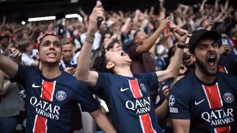 Cổ động viên PSG ăn mừng chiến thắng của đội nhà trong trận chung kết Champions League. (Ảnh: HUMANITÉ)