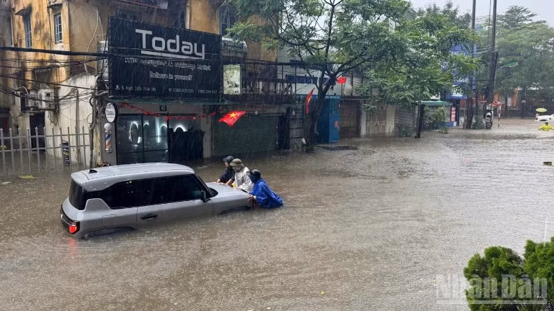 Nhiều tuyến phố ở Hà Nội ngập sâu. (Ảnh: THÀNH ĐẠT)