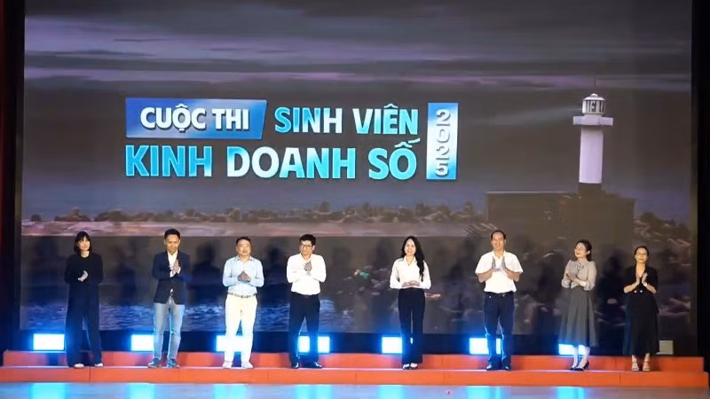Các đại biểu ấn nút khởi động Cuộc thi Sinh viên Kinh doanh số 2025.