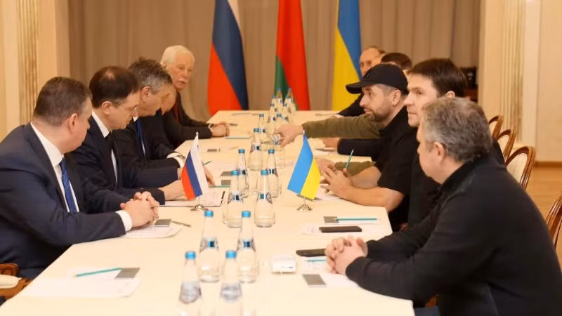 Phái đoàn Ukraine (bìa phải) và Nga tại cuộc đàm phán ở Gomel, Belarus, ngày 28/2/2022. (Ảnh tư liệu: news/Xinhua)