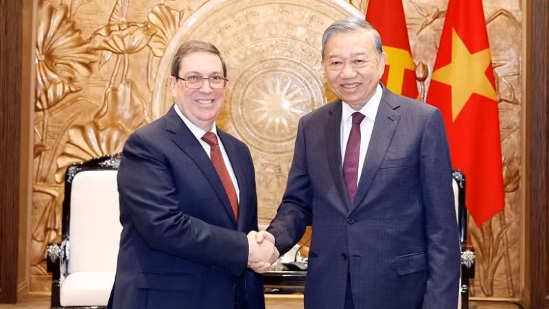 Tổng Bí thư Tô Lâm tiếp thân mật đồng chí Bruno Rodríguez Parrilla, Đặc phái viên Đảng Cộng sản Cuba, Nhà nước Cộng hòa Cuba, Ủy viên Bộ Chính trị, Bộ trưởng Ngoại giao Cuba. (Ảnh: Thống Nhất/TTXVN)